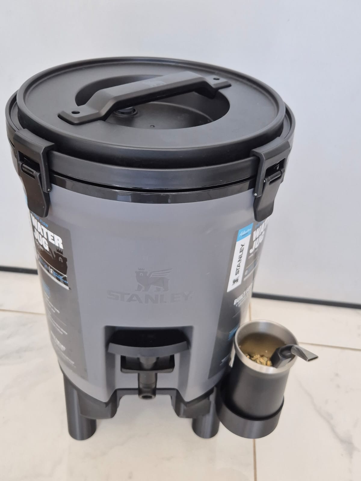 Suporte Porta Base Pé Garrafa Térmica Stanley Water Jug 7,5L com suporte para copo